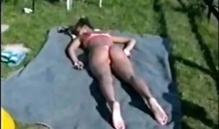 Yeterince tv izle yetişkin tatmin etmek için siyah bir dildo