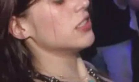 Sarışın ANAL bir adam memnun etmek xxx adult izle için yumuşak et onu kullanır